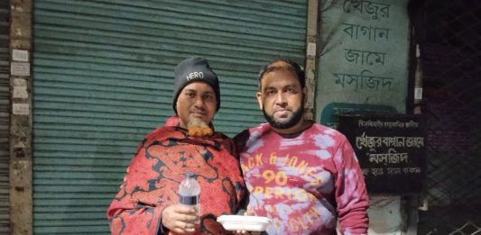 শীত যেন আসতেই শুরু করেছে, আর তার সঙ্গে বেড়ে চলছে পথের ধারে থাকা অসহায় মানুষের কষ্ট।