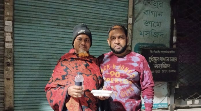 শীত যেন আসতেই শুরু করেছে, আর তার সঙ্গে বেড়ে চলছে পথের ধারে থাকা অসহায় মানুষের কষ্ট।